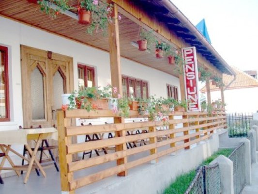 Proprietarii de clădiri cu destinaţie turistică, obligaţi să le declare